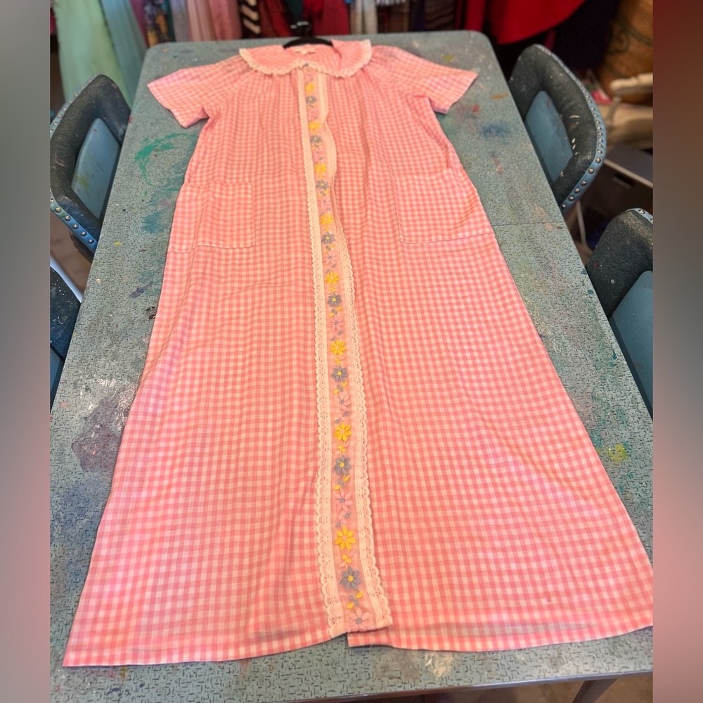 Cutest Vintage Pink Gingham Flower Robe - Picture 4 of 16